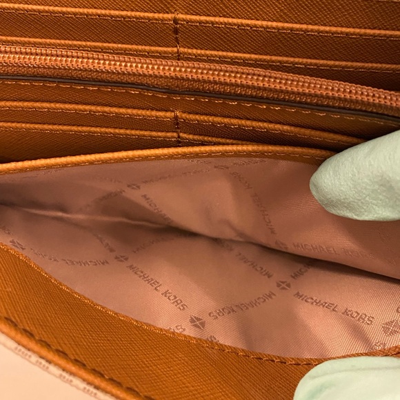 Michael Kors Jet Set Wallet - Picture 5 of 9